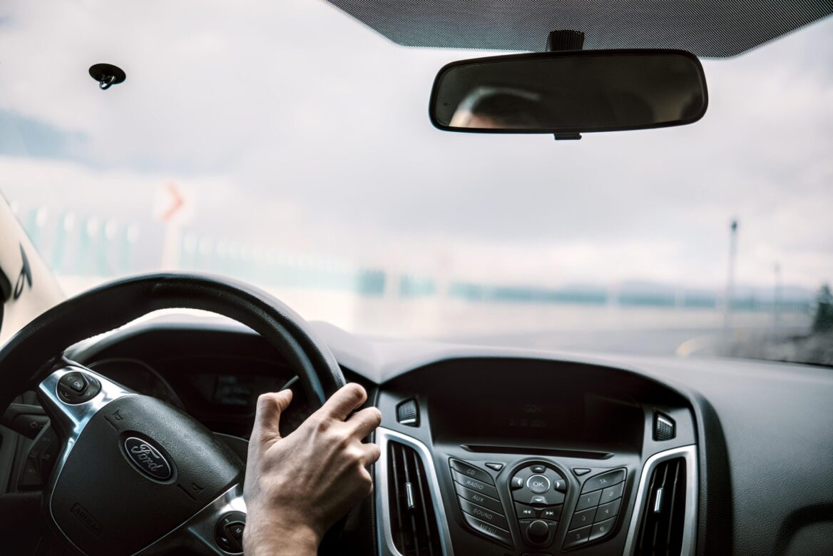 Widok z wnętrza samochodu marki Ford podczas jazdy drogą.